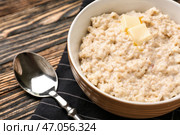 Чаша с вкусной овсяной кашей на деревянном столе, крупным планом. Стоковое фото, фотограф Pixel_shot / Фотобанк Лори
