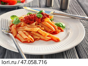Тарелка вкусной пасты с соусом Болоньезе на столе, крупным планом. Стоковое фото, фотограф Pixel_shot / Фотобанк Лори