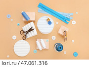 Подиумы с портновскими принадлежностями на бежевом фоне. Стоковое фото, фотограф Pixel_shot / Фотобанк Лори