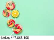 Разные леденцы на бирюзовом фоне. Стоковое фото, фотограф Pixel_shot / Фотобанк Лори