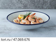 Shrimp. Seafood. Gourmet king prawn in the bowl. A bowl of fresh shrimp served with lemon wedges and parsley garnish. Prawns. Jumbo Shrimp Scampi Sauteed in Butter and Olive Oil. Preparation process. Стоковое AI-изображение, AI-художник Марина Демидюк / Фотобанк Лори
