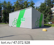 Велопаркинг. 9-я Парковая улица. Район Измайлово. Москва (2024 год). Редакционное фото, фотограф lana1501 / Фотобанк Лори