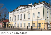 Николоямская улица, дом 53, строение 1. Солнечный день. Ранняя весна. Москва. Россия. Редакционное фото, фотограф E. O. / Фотобанк Лори