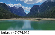 Lake Lago di Dobbiaco in Dolomites. Стоковое видео, видеограф Михаил Коханчиков / Фотобанк Лори