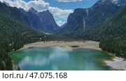 Lake Lago di Dobbiaco in Dolomites. Стоковое видео, видеограф Михаил Коханчиков / Фотобанк Лори