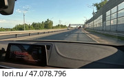 Объездная автодорога вокруг старинного русского города Владимир. Вид из салона автомобиля. Июль. A bypass road around the ancient Russian city of Vladimir. View from inside the car. July. Стоковое видео, видеограф Горшков Александр / Фотобанк Лори
