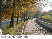Краснодарский край,     Туапсинский район, поселок городского типа,Новоихайловский, река Нечепсухо, осень,    велосипедист. Стоковое фото, фотограф Александр Циликин / Фотобанк Лори