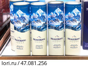 Французская водка Mont Blanc на полке в супермаркете. Различные бутилированные алкогольные напитки. Редакционное фото, фотограф FotograFF / Фотобанк Лори