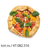 Вкусная галета с помидорами и базиликом на белом фоне. Стоковое фото, фотограф Pixel_shot / Фотобанк Лори