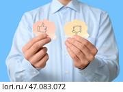 Мужчина с поднятыми большими пальцами на синем фоне, крупный план. Концепция опроса. Стоковое фото, фотограф Pixel_shot / Фотобанк Лори