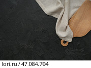 Салфетка из холщовой ткани с доской на черном грубом фоне. Стоковое фото, фотограф Pixel_shot / Фотобанк Лори