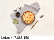 Чаша вкусной квашеной капусты с лавровыми листьями и перцем на салфетке на белом фоне. Вид сверху. Стоковое фото, фотограф Pixel_shot / Фотобанк Лори