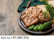 Тосты с вкусным паштетом, ломтиками халапеньо, укропом и ножом на деревянном фоне. Стоковое фото, фотограф Pixel_shot / Фотобанк Лори