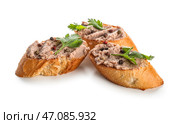 Тосты с вкусным паштетом, петрушкой и перцем на белом фоне. Стоковое фото, фотограф Pixel_shot / Фотобанк Лори
