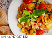 Тарелка вкусной пасты фарфалле с томатом и базиликом на белом фоне, крупным планом. Стоковое фото, фотограф Pixel_shot / Фотобанк Лори