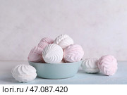 Чашка с вкусными зефирками на столе на фоне белого фона. Стоковое фото, фотограф Pixel_shot / Фотобанк Лори