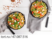 Тарелки с вкусным салатом из нута на столе. Стоковое фото, фотограф Pixel_shot / Фотобанк Лори