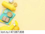 Композиция с различными натуральными чистящими средствами на цветном фоне. Стоковое фото, фотограф Pixel_shot / Фотобанк Лори