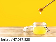 Баночка и ковш с вкусным медом на цветном фоне. Стоковое фото, фотограф Pixel_shot / Фотобанк Лори