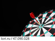 Дартс с хитом яблочко на темном фоне. Стоковое фото, фотограф Pixel_shot / Фотобанк Лори