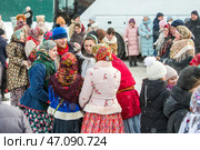 Группа женщин в старорусских одеждах танцует на улице. Празднование Масленицы на территории Кафедрального собора в честь Преображения Господня. Бердск, Новосибирская область, Западная Сибирь, Россия. Редакционное фото, фотограф Евгений Мухортов / Фотобанк Лори