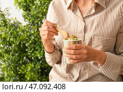 Женщина ест вкусное фисташковое мороженое, крупным планом. Стоковое фото, фотограф Pixel_shot / Фотобанк Лори