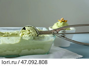 Поднос с вкусным фисташковым мороженым и шариком на столе. Стоковое фото, фотограф Pixel_shot / Фотобанк Лори