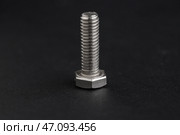 Болт с шестигранной головкой на темном фоне. Стоковое фото, фотограф Pixel_shot / Фотобанк Лори