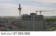 Строительство многоэтажного здания. Работа башенного крана. Construction of a multi-storey building. Tower crane operation. (2023 год). Стоковое видео, видеограф Евгений Романов / Фотобанк Лори