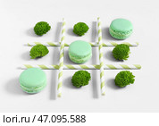 Творческая композиция с макарунами на белом фоне. Стоковое фото, фотограф Pixel_shot / Фотобанк Лори