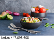 Чаша с вкусным салатом из нута на столе. Стоковое фото, фотограф Pixel_shot / Фотобанк Лори