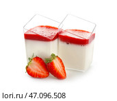 Очки со вкусной клубничной панна коттой на белом фоне. Стоковое фото, фотограф Pixel_shot / Фотобанк Лори