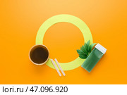 Жирорастворимый картридж с воском и сахарной пастой на цветном фоне. Стоковое фото, фотограф Pixel_shot / Фотобанк Лори