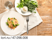 Тарелка с вкусными макаронами и нарезанной колбасой на столе. Стоковое фото, фотограф Pixel_shot / Фотобанк Лори