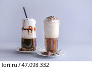 Стаканы вкусного кофе фраппе на сером фоне. Стоковое фото, фотограф Pixel_shot / Фотобанк Лори