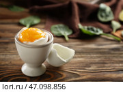 Вкусное яйцо всмятку в держателе на деревянном столе. Стоковое фото, фотограф Pixel_shot / Фотобанк Лори
