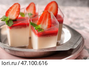 Бокалы с вкусной клубничной панна коттой на металлической пластине. Стоковое фото, фотограф Pixel_shot / Фотобанк Лори