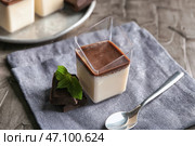 Стакан с вкусной шоколадной панна коттой на сером столе. Стоковое фото, фотограф Pixel_shot / Фотобанк Лори