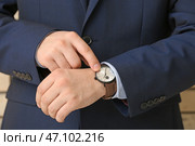 Человек смотря его вахту, крупный план. Концепция тайм-менеджмента. Стоковое фото, фотограф Pixel_shot / Фотобанк Лори