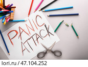 Бумага с текстом ПАНИЧЕСКАЯ АТАКА и разноцветными карандашами на белом фоне. Стоковое фото, фотограф Pixel_shot / Фотобанк Лори