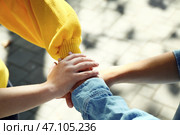 Люди положить руки вместе на открытом воздухе. Концепция единства. Стоковое фото, фотограф Pixel_shot / Фотобанк Лори