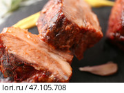 Вкусные ребрышки на гриле, крупным планом. Стоковое фото, фотограф Pixel_shot / Фотобанк Лори