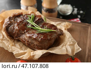 Вкусный стейк на гриле на деревянной доске, крупным планом. Стоковое фото, фотограф Pixel_shot / Фотобанк Лори