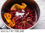 Кастрюля с вкусным клюквенным соусом на столе, крупным планом. Стоковое фото, фотограф Pixel_shot / Фотобанк Лори