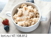 Вкусная овсяная каша в супнице на столе. Стоковое фото, фотограф Pixel_shot / Фотобанк Лори