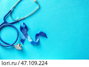 Голубая лента и стетоскоп на цветном фоне. Концепция рака простаты. Стоковое фото, фотограф Pixel_shot / Фотобанк Лори