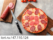 Деревянная доска с вкусной пиццей пепперони на столе. Стоковое фото, фотограф Pixel_shot / Фотобанк Лори