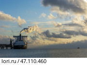 Танкер для перевозки сжиженного природного газа (2019 год). Редакционное фото, фотограф Вячеслав Иванов / Фотобанк Лори