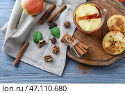 Стеклянная чашка с яблочным сидром и корицей на деревянной доске. Стоковое фото, фотограф Pixel_shot / Фотобанк Лори