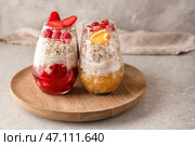 Деревянный поднос с вкусными овсяными десертами в очках на светлом столе. Стоковое фото, фотограф Pixel_shot / Фотобанк Лори